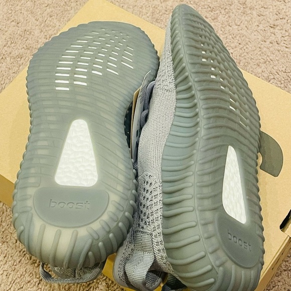 adidas Yeezy Boost 350 V2 Grey - Picture 5 of 7